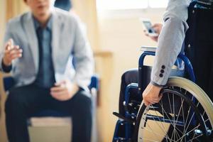 après accident de voiture et rééducation, un homme d'affaires peut reprendre le travail. L'entreprise qui emploie des personnes handicapées bénéficiera de déductions fiscales. photo