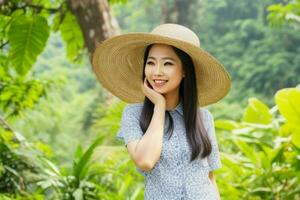 femme sourire et prendre plaisir à la nature photo