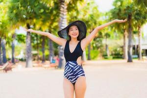 Portrait de belles jeunes femmes asiatiques se détendre sourire heureux autour de la mer plage océan photo