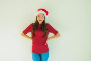 portrait de belles jeunes femmes asiatiques portant un bonnet de noel pour la célébration de noël photo