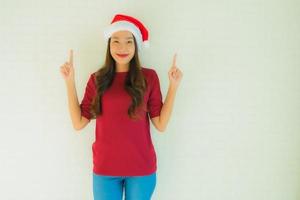 portrait de belles jeunes femmes asiatiques portant un bonnet de noel pour la célébration de noël photo