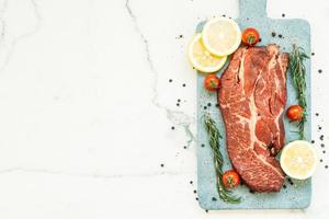 viande de bœuf crue sur une planche à découper photo