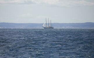 paysage avec une voile navire voile sur le bleu baltique mer photo
