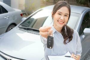 louer, louer une voiture, vendre, acheter. le directeur de la concession envoie les clés de la voiture au nouveau propriétaire. vente, pret credit financier, location vehicule, assurance, location, vendeur, concessionnaire, mensualite, entreprise d'entretien automobile photo