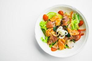 salade mixte de fruits de mer avec calamars au thon saumon et autres poissons