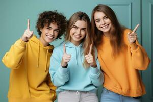 portrait de adolescents montrant Pouce en l'air sur Couleur Contexte. ai généré photo