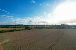 haute angle panoramique paysage vue de Britanique agricole fermes à campagne paysage de aiguiser claquettes, luton ville de Angleterre Royaume-Uni. métrage capturé sur août 19ème, 2023 photo