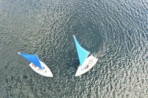 haute angle métrage de gens sont canotage à caldecotte Lac situé à Milton Keynes ville de Angleterre génial Bretagne Royaume-Uni. le aérien paysage a été capturé sur août 21, 2023 avec drone caméra photo