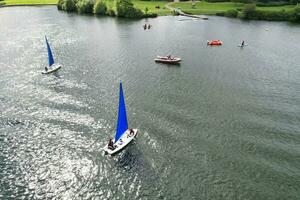 haute angle métrage de gens sont canotage à caldecotte Lac situé à Milton Keynes ville de Angleterre génial Bretagne Royaume-Uni. le aérien paysage a été capturé sur août 21, 2023 avec drone caméra photo