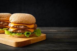 hamburger de porc ou hamburger de porc avec du fromage sur planche de bois