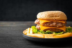 hamburger de porc ou hamburger de porc avec du fromage et des frites photo