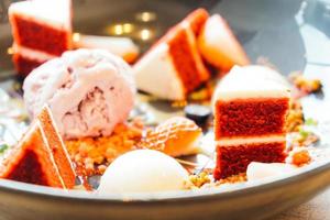 crème glacée avec dessert gâteau velours rouge