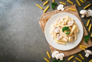 Penne pâtes carbonara sauce crème aux champignons - style cuisine italienne photo