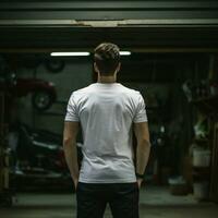 ai génératif une homme portant une plaine blanc t - chemise sur le garage orienté vers en arrière, parfait à créer T-shirt maquette photo