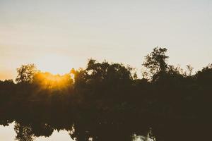 beau paysage de rivière et coucher de soleil photo