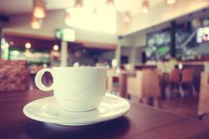 tasse de café blanc dans le café du café photo