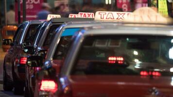 Taxi voitures garé dans rangée à nuit photo