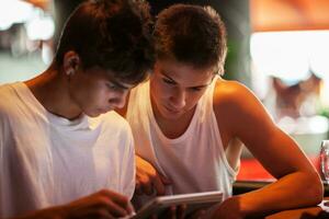 Jeune Hommes en utilisant tablette ordinateur dans café photo