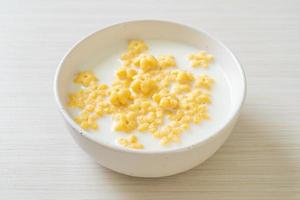 céréales complètes avec du lait frais pour le petit déjeuner photo