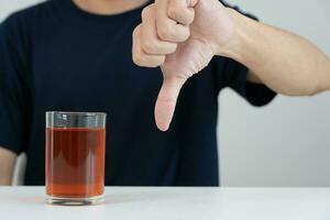 homme refuse dire non et éviter à boisson un de l'alcool whisky , arrêt main signe homme, alcoolisme traitement, de l'alcool dépendance, quitter biberonner, Arrêtez en buvant alcool. refuser verre alcool, mauvais pour la santé, rejeter photo