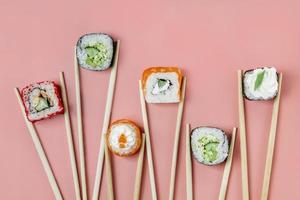 vue de dessus assortiment de sushis japonais traditionnels. beau concept de photo de haute qualité