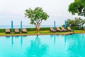 chaise piscine ou lit piscine avec parasol autour de la piscine photo