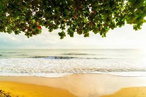 belle et vide plage mer au lever ou au coucher du soleil photo