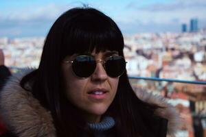 femme posant avec des lunettes de soleil sur une ensoleillé journée photo