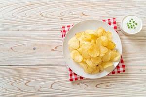 chips de pommes de terre avec sauce à la crème sure photo