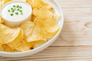 chips de pommes de terre avec sauce à la crème sure photo