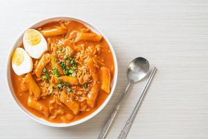 nouilles instantanées coréennes et tteokbokki à la sauce coréenne épicée ou rabokki photo