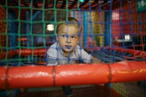 garçon ayant amusement sur le terrain de jeux photo