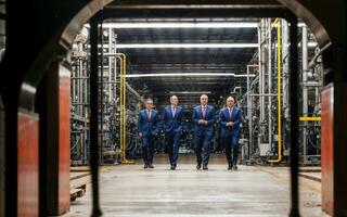 photo de groupe travail entrepreneur homme à usine avec machine, génératif ai