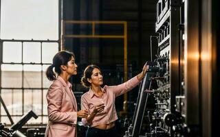 photo de travail entrepreneur femme à usine avec machine et ouvrier, génératif ai