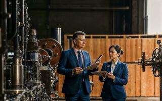 photo de travail entrepreneur femme à usine avec machine et ouvrier, génératif ai