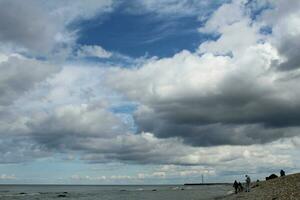 sombre ciel au dessus le mer. pluvieux des nuages sur le horizon au dessus le l'eau. la nature Contexte. photo