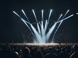 foule à une concert avec mains en haut. scène étape lumières, Roche festival. photo