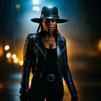 photo de fort africain femme avec noir cuir costume dans lourd pluie nuit, génératif ai