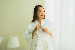 Portrait de belles jeunes femmes asiatiques avec une tasse de café dans la chambre photo