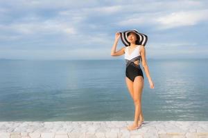 Portrait de belles jeunes femmes asiatiques se détendre sourire heureux autour de la mer plage océan photo