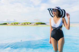 portrait belles jeunes femmes asiatiques sourire heureux se détendre autour de la piscine photo