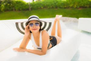 portrait belles jeunes femmes asiatiques sourire heureux se détendre autour de la piscine photo