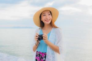 Portrait de belles jeunes femmes asiatiques sourire heureux se détendre autour de la mer plage océan photo