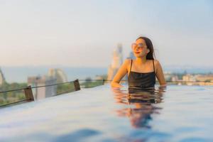 Portrait de belles jeunes femmes asiatiques sourire heureux se détendre piscine extérieure à l'hôtel