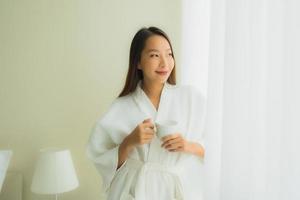 Portrait de belles jeunes femmes asiatiques avec une tasse de café dans la chambre photo