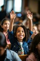 une groupe de diverse élèves vivement élever leur mains dans une salle de cours prêt pour une Nouveau école année photo