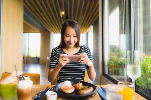 Portrait de belles jeunes femmes asiatiques sourire heureux dans un restaurant et un café-restaurant photo