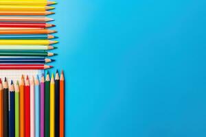 une vivement coloré crayon Cas entouré par école Provisions Contexte avec vide espace pour texte photo