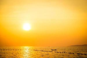 beau coucher de soleil sur la plage et la mer photo