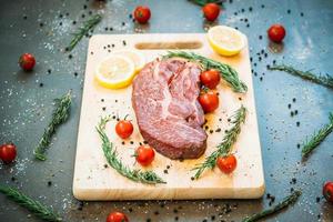 viande de bœuf crue sur une planche à découper photo